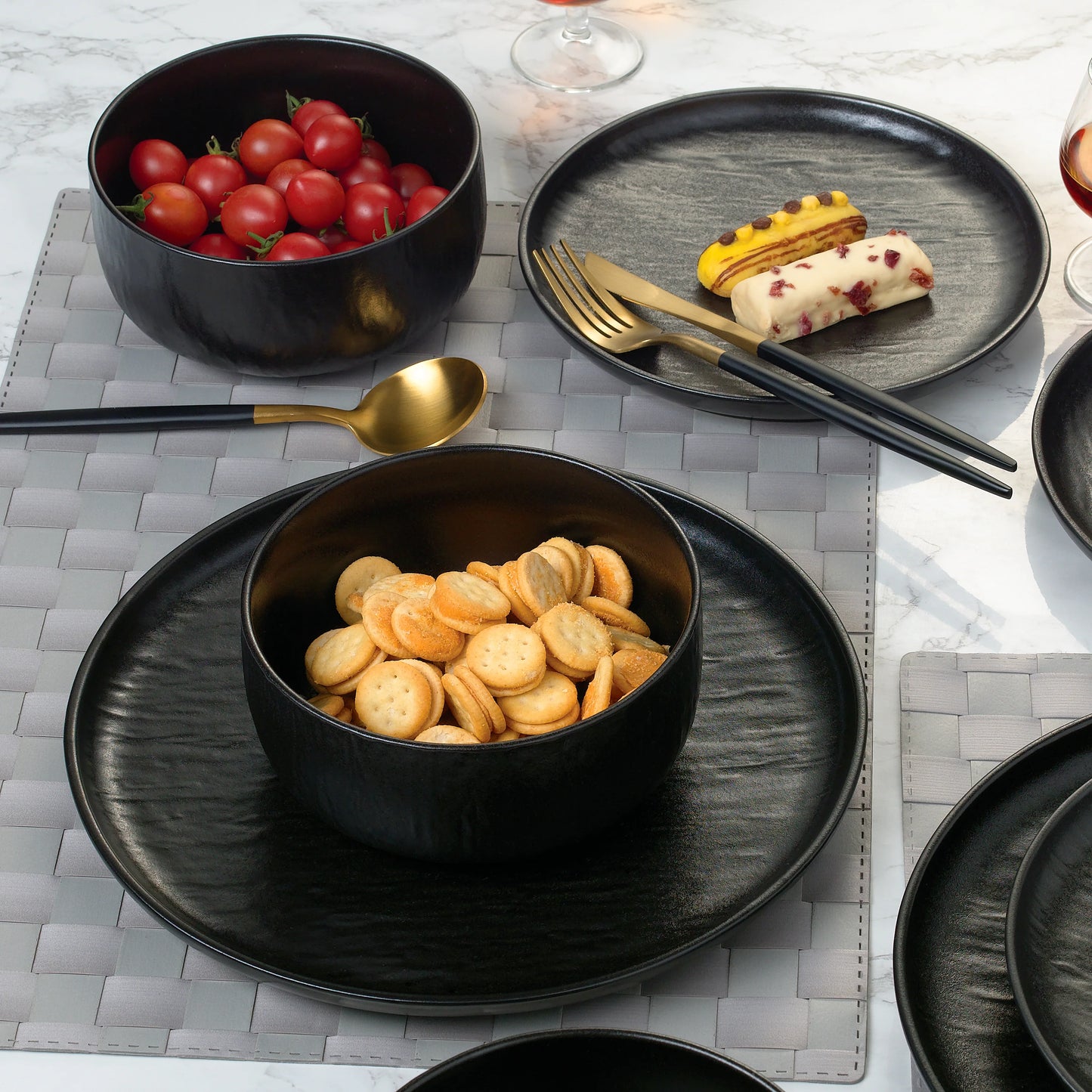 Ari Black 12 Piece Dinnerware Set